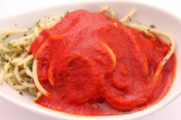 Nudeln mit Pest und Tomatensauce