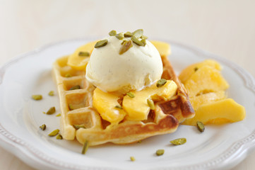 Waffeln mit Eiscreme und Pfrisichen