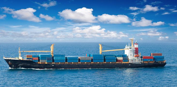 navire porte-containers en mer