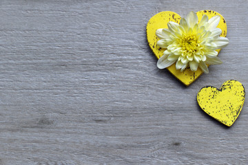 Herzen auf Holzuntergrund