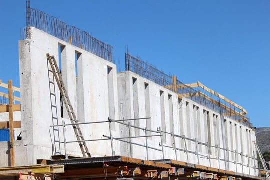 Fa&ccedil;ade d'immeuble en b&eacute;ton arm&eacute;