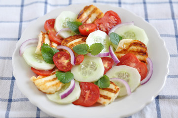 Griechischer Salat mit gegrilltem Halloumi
