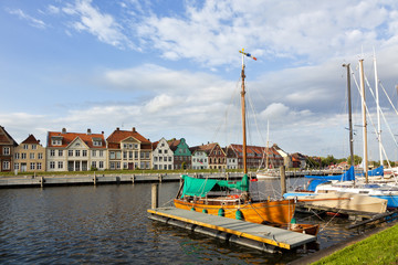 Hafenpromenade und Marina in Glueckstadt