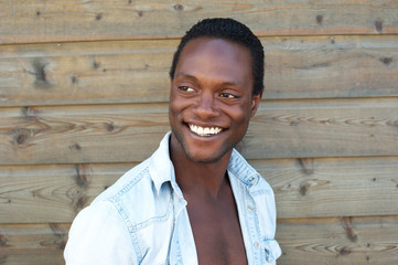 Obraz premium Portrait of an attractive black man with happy expression