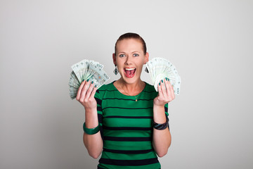 szczęśliwa kobieta z pieniędzmi - obrazy, fototapety, plakaty