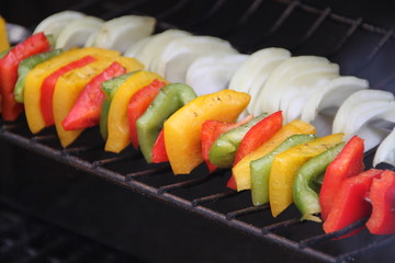 Vegetarischer Grill: Paprika- und Zwiebelspieße