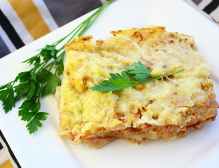 part de hachis parmentier dans assiette