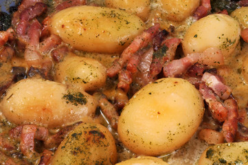 Pommes de terre persillées et lardons