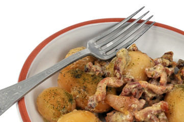 Assiette de pommes de terre persillées et lardons