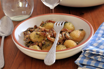 Assiette de pommes de terre persillées aux lardons
