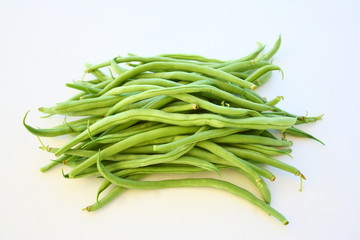 botte d'haricots verts crus sur fond blanc