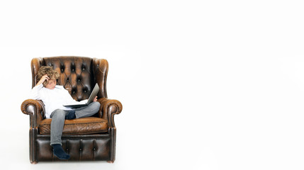 Kleiner Junge ruht sich aus