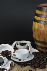 chicchi di caffe tra bianche tazze