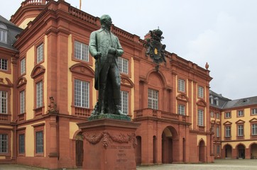 Fototapeta na wymiar Mannheim, Kurfürst Karl-Friedrich Denkmal