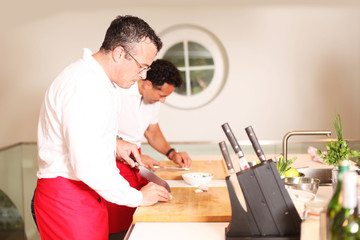 junge Männer kochen