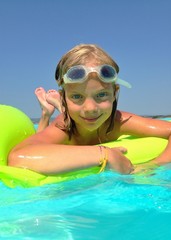 Naklejka premium young girl in pool