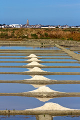 marais salants avec gros sel à Guérande et paludier