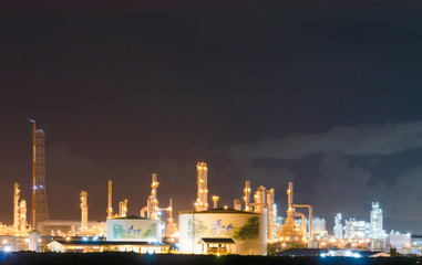 Fototapeta na wymiar Krajobraz przemysłowy petrochemiczny