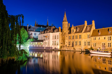 Fototapeta premium Bruges canal at night and medieval houses with reflection in wat