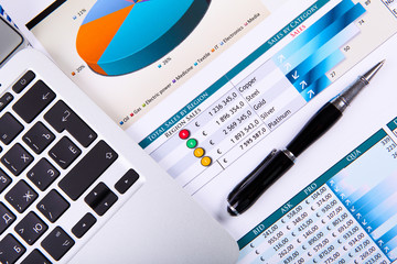 Obraz premium Financial papers on the table