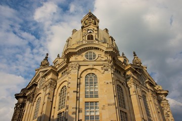 Fototapeta na wymiar Frauenkirche Dresden von unten