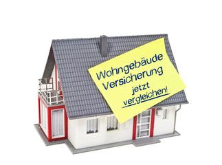 Haus mit Zettel und Wohngebäude Versicherung
