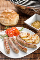 Salsicce di norimberga su piatto con con patate