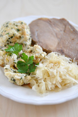 Schweinebraten mit Knödel und Sauerkraut