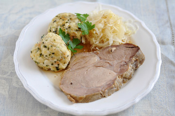 Schweinebraten mit Knödel und Sauerkraut