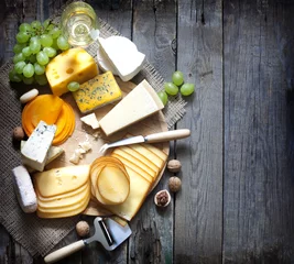 Photo sur Plexiglas Gamme de produits Différents types de fromage avec concept de fond d& 39 espace vide