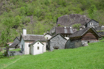Fototapeta premium Sabbione im Bavonatal im Tessin mit traditionellen Rustici