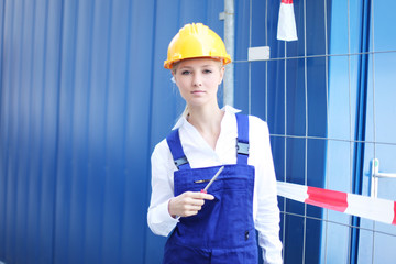 junge Bauarbeiterin