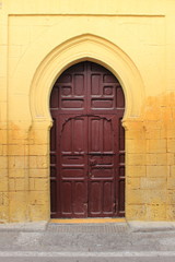 Fototapeta na wymiar Arabski Drzwi w stylu orientalnym w Rabacie, Maroko