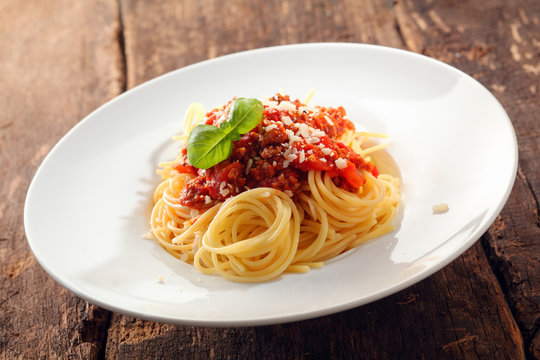 Spaghetti topped with bolognaise sauce