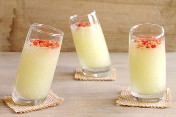 Chupitos de batido de melón con crujiente de jamón