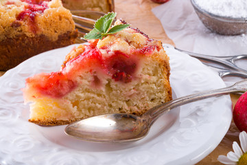  Strawberry buttermilk cake with pistachios