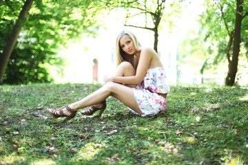 Naklejka premium Junge Frau im Park