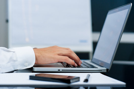moderne B&uuml;roarbeit am Laptop