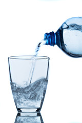 Wasser in ein Glas gießen