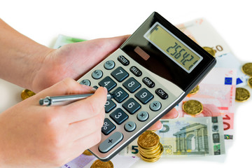 Hand mit Taschenrechner und Geld