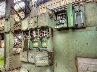 zerstörte Sicherungskasten in einer alten Fabrik