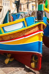 Fototapeta na wymiar Luzzu tradycyjne Eyed łodzie rybackie