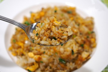 スプーンですくったチャーハン