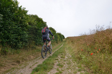 Fototapeta premium monter en vélo