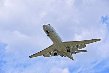 Fototapeta na wymiar Samolot odrzutowy w pochmurne niebo