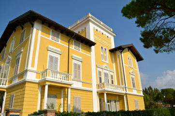 Fototapeta na wymiar Kolorowe Villa w Grado, Friuli, Włochy