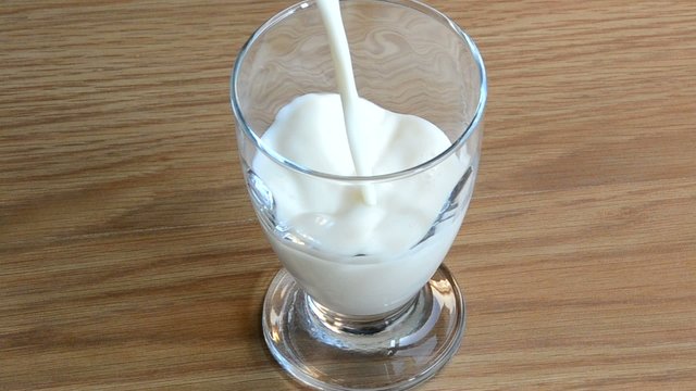 Llenando un vaso de leche