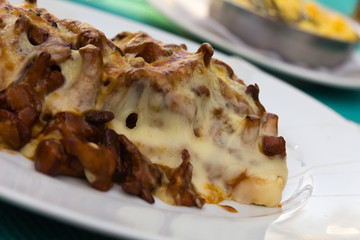 Kalbsmedaillons auf Toast, mit Käse überbacken