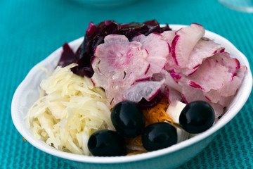 Gemischter Salat mit Roter Beete, Kraut und Oliven