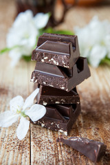 pieces of dark chocolate and white flowers